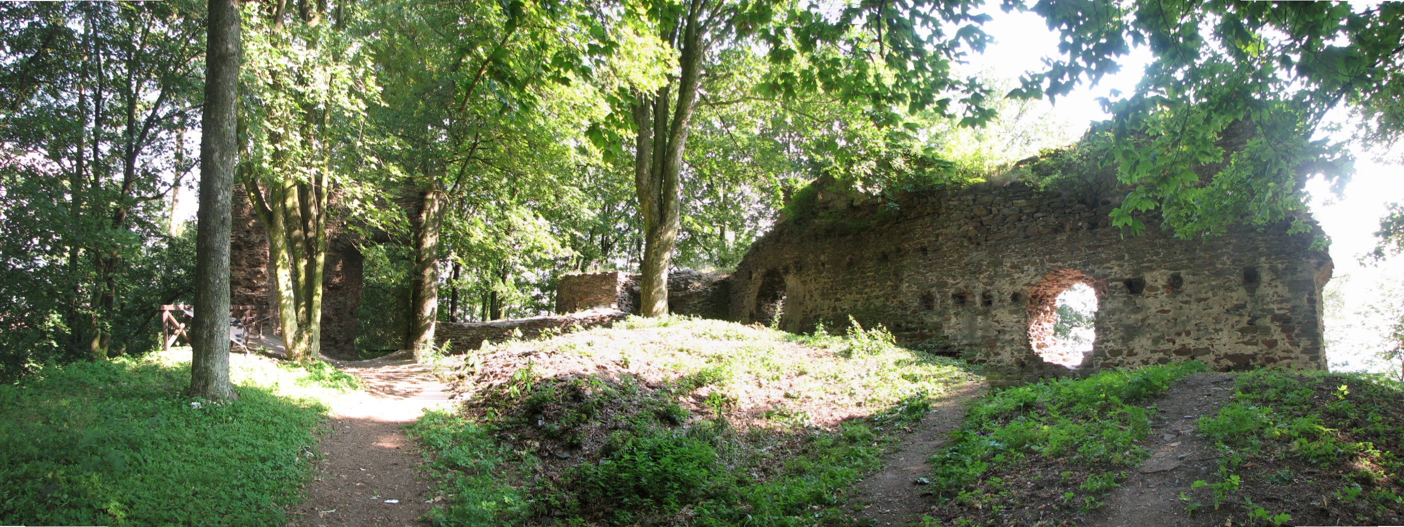 Zřícenina hradu Cimburk u Městečka Trnávky — panoramatický pohled